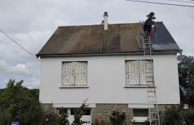 Nettoyage de toiture ardoise naturelle par dAlep 2100 et nettoyage haute pression sur hennebont 